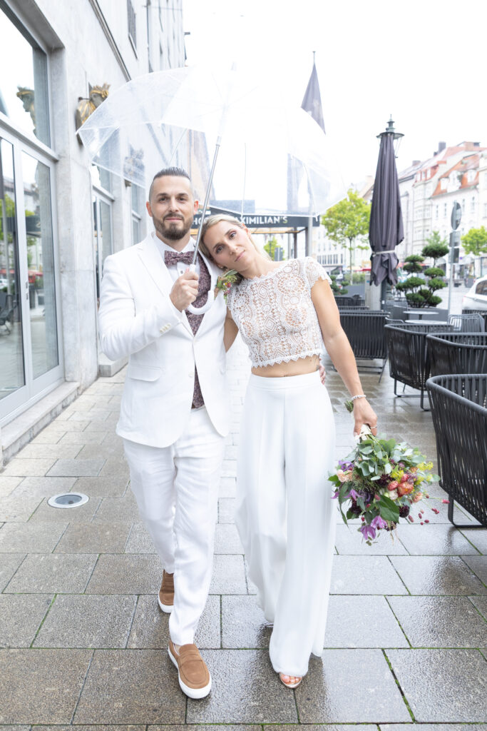 Brautpaar bei Regen Maxstraße Augsburg