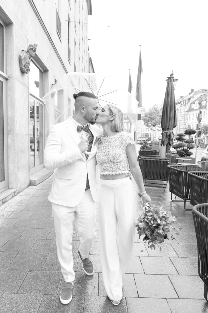 Glückliches Brautpaar Augsburger Maxstraße